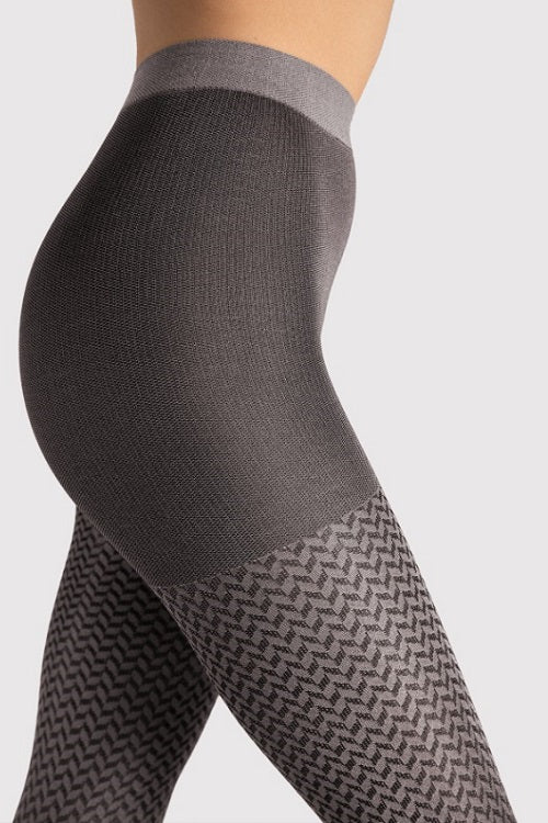 These tights with a herringbone pattern are versatile and can be paired with numerous outfits.